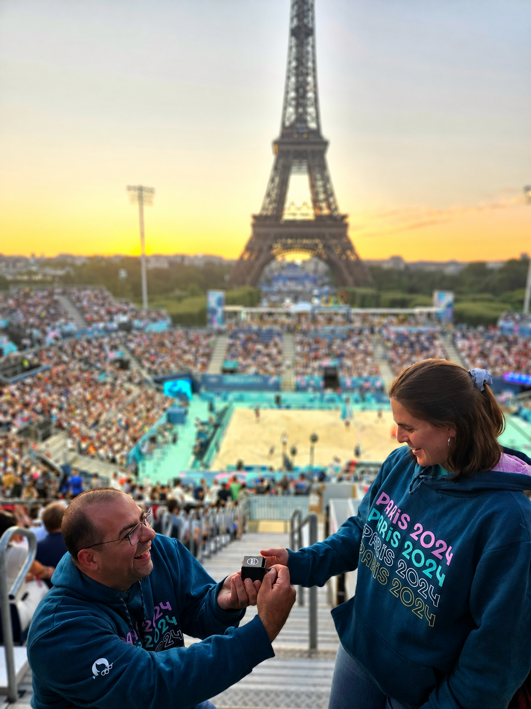 El moment de la nostra petició de matrimoni, davant la Torre Eiffel al capvespre