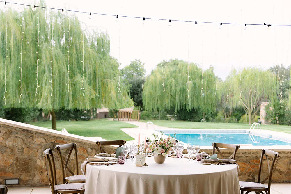 Un banquet entre flors i llums